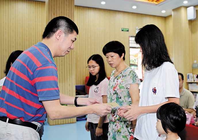 8月26日下午，我集團(tuán)在橋頭鎮(zhèn)第三小學(xué)舉行了2019年助學(xué)金發(fā)放儀式，21名橋頭籍貧困家庭大學(xué)生獲得資助。