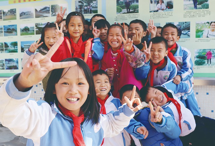 12月5日至16日、12日至13日，集團(tuán)分別委派總裁辦公室主任蔣永林及集團(tuán)品牌管理部總經(jīng)理李啟清，會同廣東省教育基金會許懷升秘書長、副秘書長雷國增等相關(guān)領(lǐng)導(dǎo)，一起前往我集團(tuán)捐建的學(xué)校，為優(yōu)秀師生和家庭