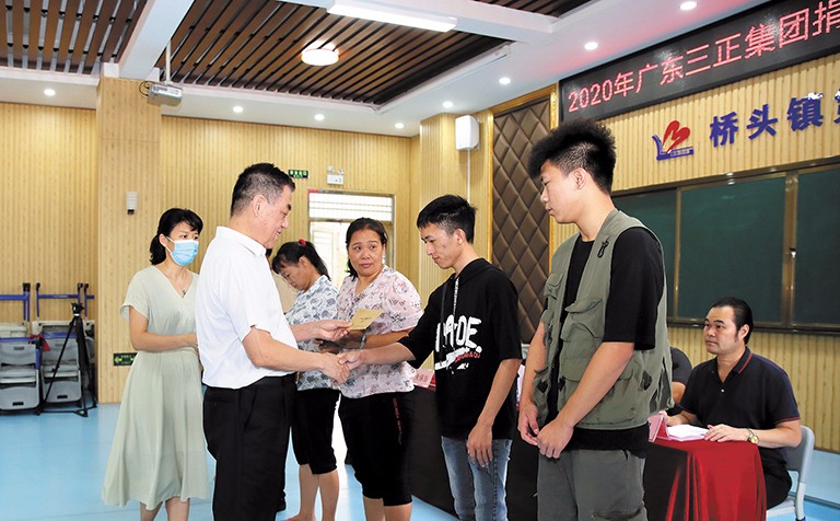 9月15日上午，我集團(tuán)在橋頭鎮(zhèn)第三小學(xué)舉行了2020年助學(xué)金發(fā)放儀式，助理總裁朱保當(dāng)代表我集團(tuán)向23名橋頭籍困難家庭大學(xué)生發(fā)放了17.8萬元助學(xué)金。這是我集團(tuán)連續(xù)第12年資助橋頭籍困難家庭大學(xué)生完成大