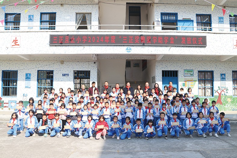 12月19日至20日，廣東省教育基金會副秘書長謝紹熺帶隊(duì)，前往肇慶市封開縣、云浮市郁南縣等地，代表我集團(tuán)向三正金樓小學(xué)、三正且止小學(xué)、三正東二小學(xué)等十所三正學(xué)校表現(xiàn)優(yōu)秀的師生及家庭有困難的師生頒發(fā)了“